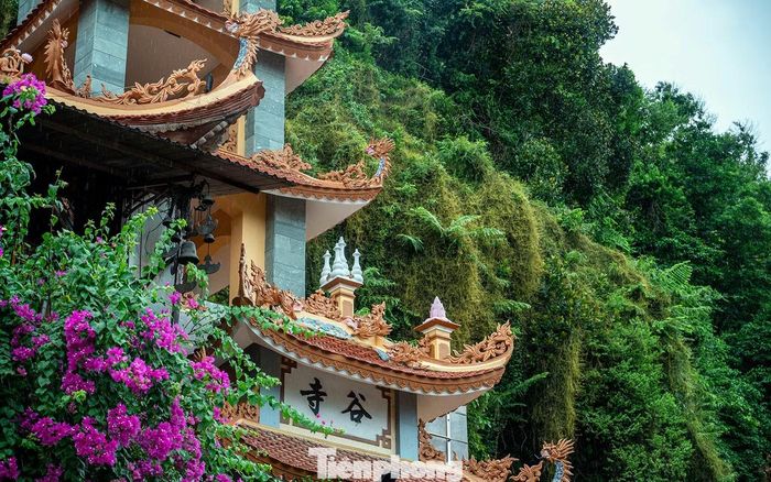 Tương truyền, thời khai sơ, vào thế kỷ II (TCN), có nhà sư từ Thiên Trúc đã đi cùng các thương gia sang Giao Châu (Việt Nam ngày nay) để truyền bá đạo Phật. Nhà sư đã dừng chân tại vùng cửa biển Đồ Sơn, chọn một hang đá để cư trú, mở chùa mà ngày nay gọi là Cốc Tự - Chùa Hang. Tại đây, nhà sư đã dạy đạo cho Chử Đồng Tử - Tứ bất tử trong văn hóa người Việt.