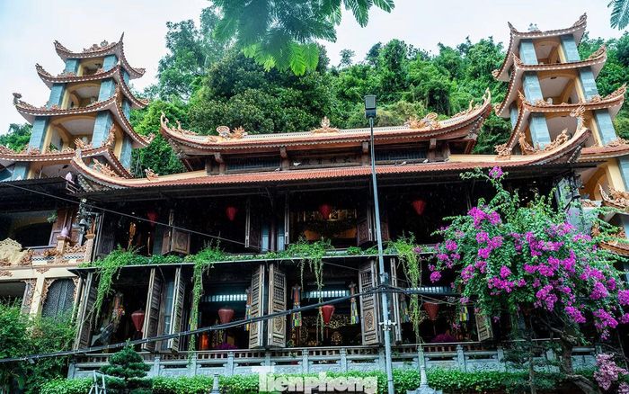 Chùa Hang hay còn gọi là Cốc Tự, tọa lạc tại khu 1, phường Đồ Sơn (TP Hải Phòng) - công trình kiến trúc văn hóa tâm linh, tín ngưỡng, cổ truyền của vùng đất cửa biển Đồ Sơn.