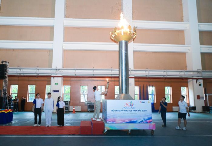 Ông Nguyễn Tuấn Tú - Bí thư Đảng ủy, Phó Chủ tịch HĐQT, Tổng Giám đốc PVI thắp đuốc khai mạc hội thao, tượng trưng cho nhiệt huyết, ý chí chinh phục và khát vọng bứt phá của toàn thể cán bộ, nhân viên PVI.