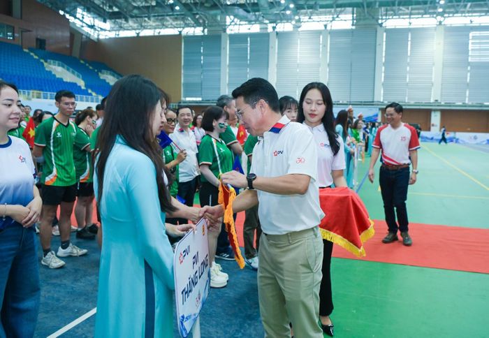 Ông Nguyễn Tuấn Tú trao cờ lưu niệm, động viên các đoàn vận động viên trước khi bước vào tranh tài tại hội thao.