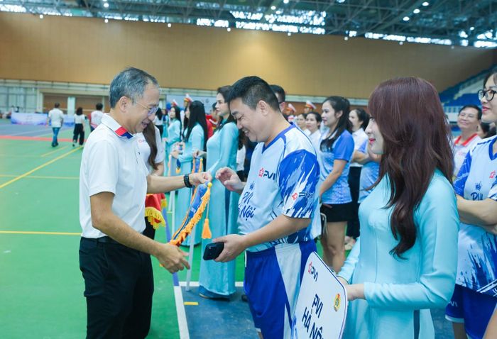Ông Dương Thanh Danh Francois trao cờ lưu niệm cho các đoàn vận động viên.