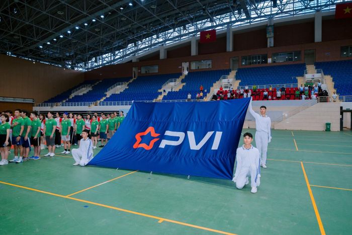 Nghi thức rước cờ Tổ quốc và cờ PVI tại Lễ khai mạc hội thao.