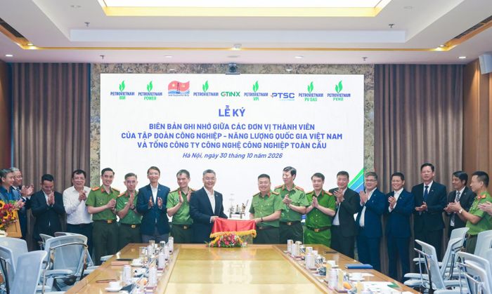 Tổng Giám đốc PETROVIETNAM Lê Mạnh Cường tặng quà lưu niệm cho Đại tá Lương Đức Minh.