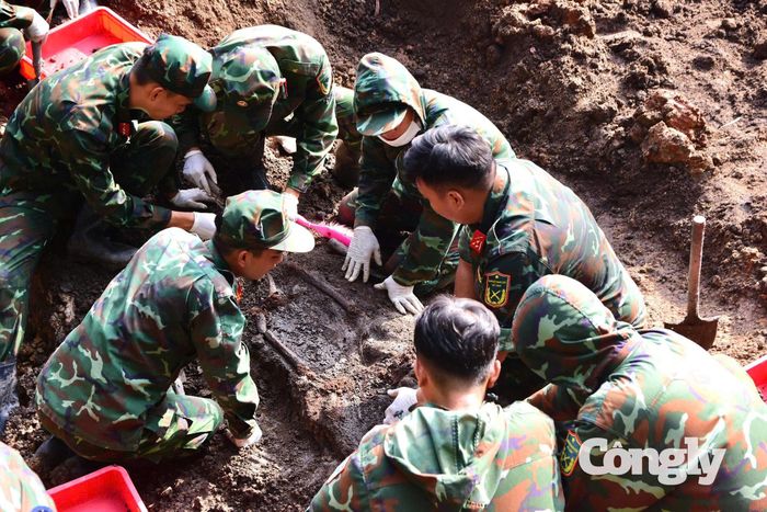 Phát hiện thêm 7 hài cốt liệt sĩ tại Công viên Lê Thị Riêng.