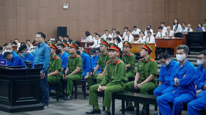 Bị cáo Nguyễn Hòa Bình trả lời các câu hỏi của luật sư trước Hội đồng xét xử.