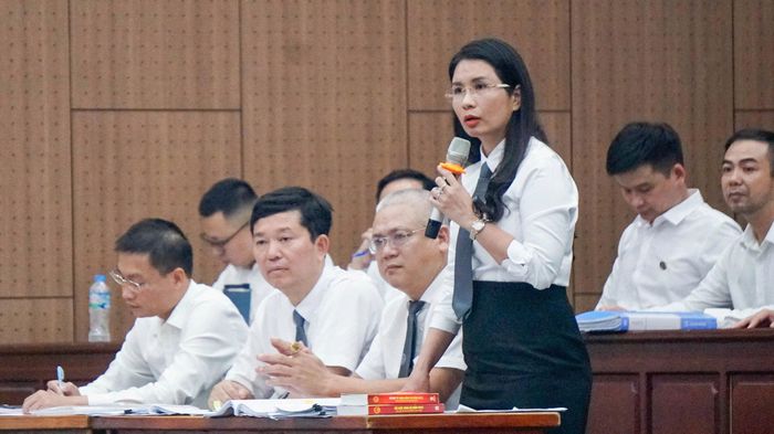 Luật sư Phạm Mai Hồng tham gia xét hỏi đối với bị cáo Nguyễn Hòa Bình trong phiên tòa chiều nay.