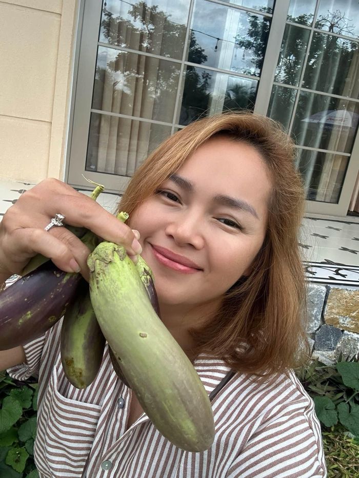 Diễm Châu tự trồng rau trong vườn. 