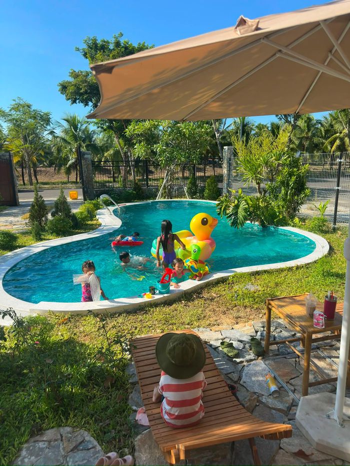 Villa Á hậu Áo dài 2006 đang thuê rộng 450m2, có bể bơi và sân vườn rộng rãi. 