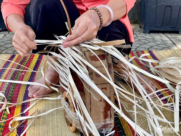 Nghề thủ công từ mo cau giúp nhiều phụ nữ ở làng cổ Lộc Yên có thêm thu nhập. Ảnh: Huy Trường
