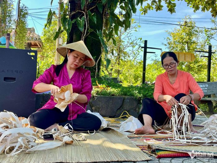 Để hoàn thành một sản phẩm thủ công từ mo cau, người thợ cần trải qua nhiều công đoạn. Ảnh: Huy Trường