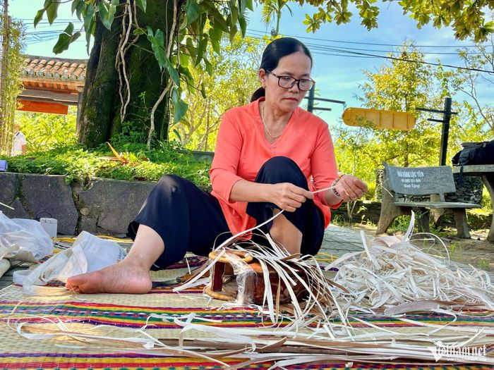 Nghề đan lát mo cau giúp bà Hồ Thị Tâm có thêm thu nhập đến 5 triệu đồng mỗi tháng. Ảnh: Huy Trường