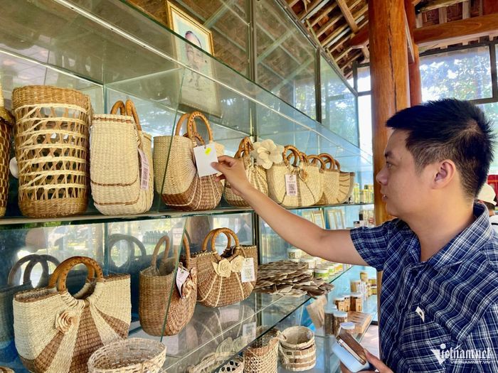 Du khách trải nghiệm gian hàng sản phẩm từ mo cau. Ảnh: Huy Trường
