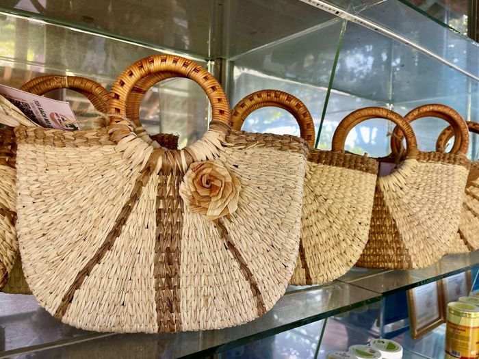 Mỗi chiếc giỏ xách có giá khoảng 300.000 đồng, được làm một cách tỉ mỉ. Ảnh: Huy Trường