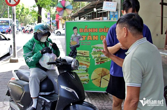 Mỗi ngày, tiệm bánh có nhiều người đến mua trực tiếp hoặc đặt mua mang về