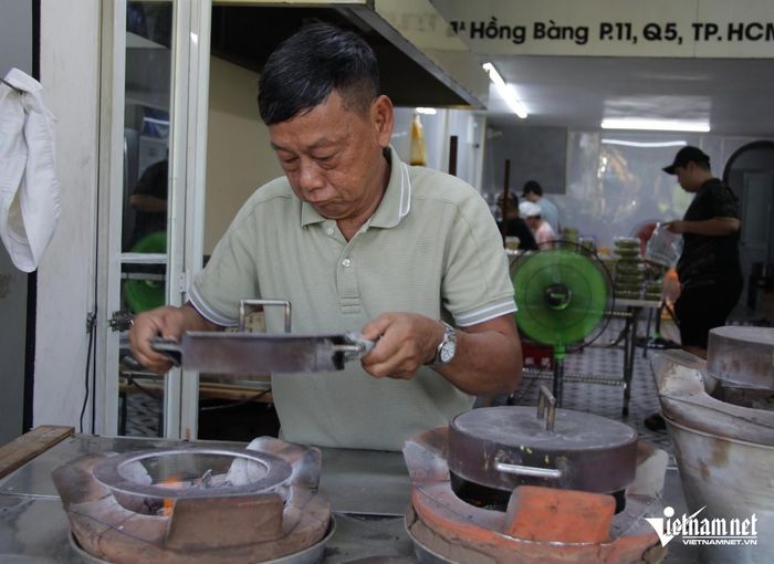 Suốt 46 năm qua, ông Phát vẫn giữ nguyên công thức chế biến món bánh dừa thủ công được người anh rể truyền lại