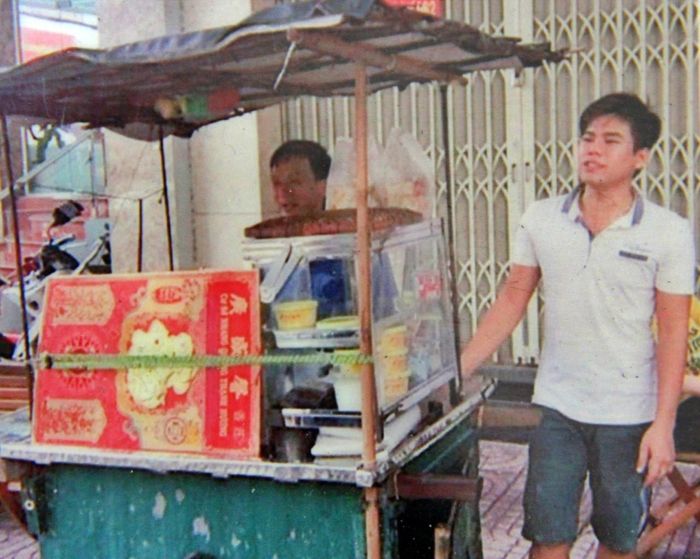 Ông Phát thời còn đi bán bánh dạo trên đường phố TPHCM. Ảnh chụp lại