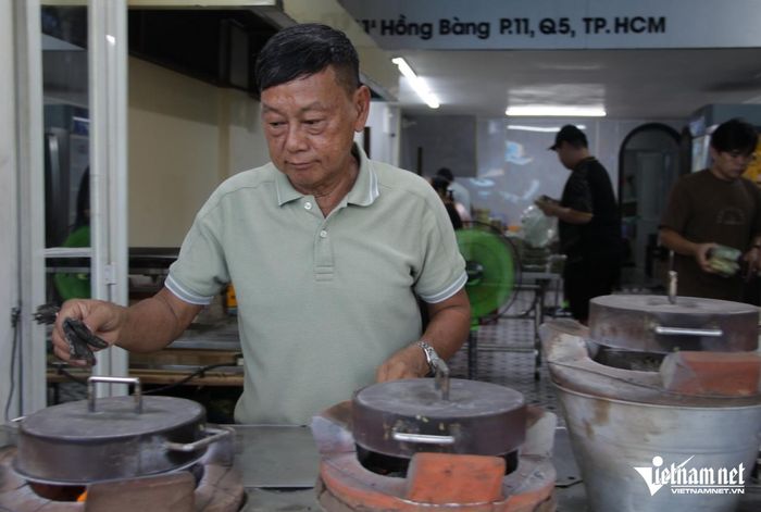 Năm 2022, ông Phát thuê mặt bằng, mở tiệm bánh dừa truyền thống trên đường Hồng Bàng, phường Chợ Lớn, TPHCM