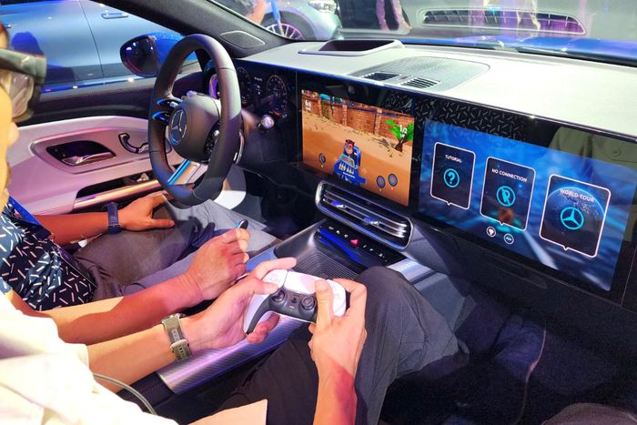 Người dùng có thể chơi game trong xe.