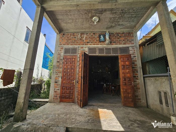 Căn nhà của gia đình chỉ mới hoàn thành phần thô, nhưng hiện vợ chồng chị Huyên muốn bán để chữa bệnh cho con. Ảnh: Hải Sâm