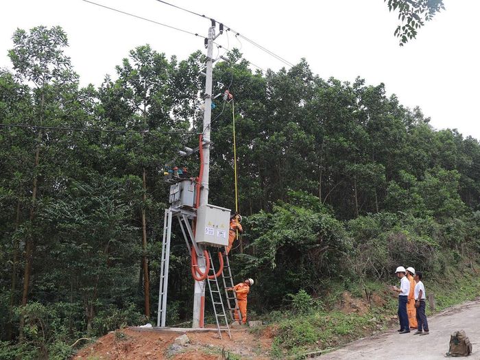 Đóng điện Trạm biến áp cấp điện cho các hộ dân bản Lòm - K. Chăm. Ảnh: Điện lực Quảng Trị
