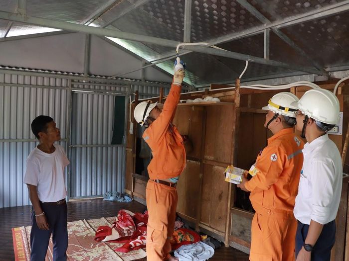 Những ngôi nhà ở bản Lòm - K. Chăm được thắp sáng ánh điện. Ảnh: Điện lực Quảng Trị