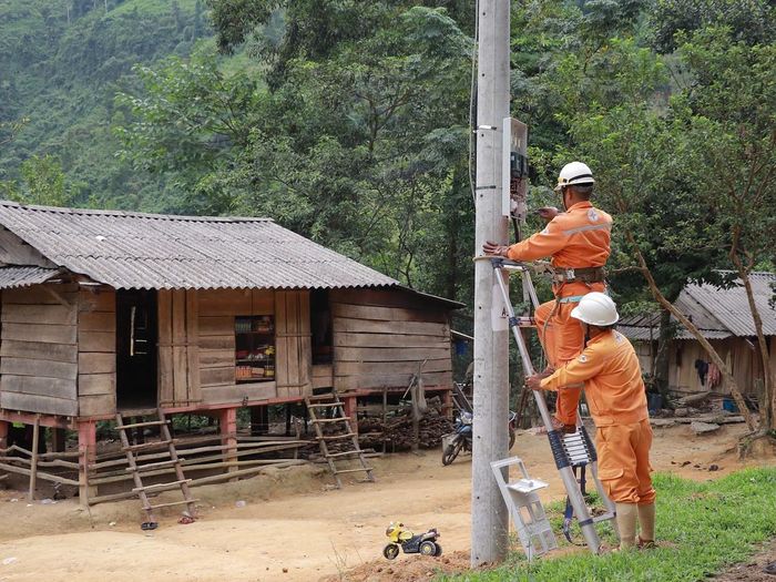 Nhân viên Điện lực Minh Hóa lắp đặt công tơ điện cho các hộ dân. Ảnh: Điện lực Quảng Trị
