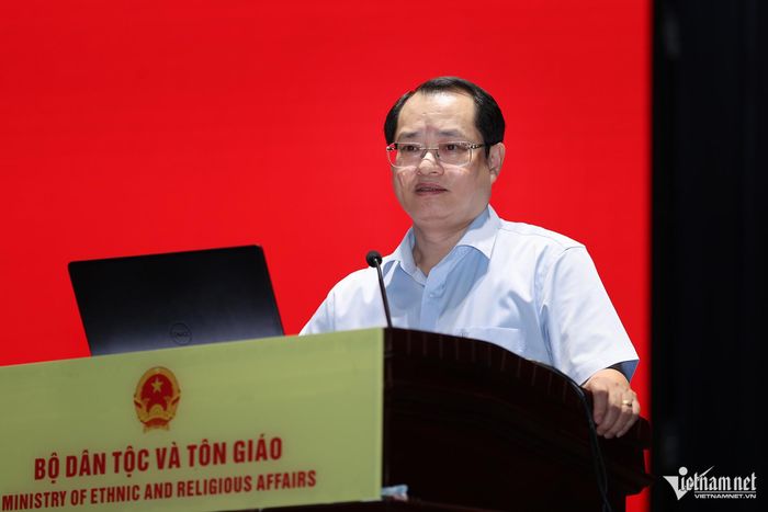 Ông Hoàng Xuân Tùng, Vụ trưởng Vụ Tổ chức cán bộ, trao đổi về việc rà soát chức năng, nhiệm vụ, khối lượng công việc và chất lượng đội ngũ, làm cơ sở xác định vị trí việc làm, nhu cầu nhân lực sát thực tế, không vượt định mức biên chế