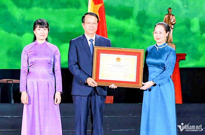 Bà Lâm Thị Phương Thanh, Bộ trưởng Bộ Văn hóa, Thể thao và Du lịch, trao Quyết định ghi danh “Tri thức trồng và chế biến chè Thái Nguyên” vào Danh mục Di sản văn hóa phi vật thể quốc gia.