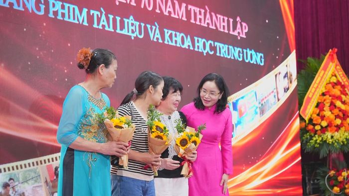 Thứ trưởng Bộ VHTTDL tặng hoa tri ân các gia đình liệt sĩ của Hãng. 