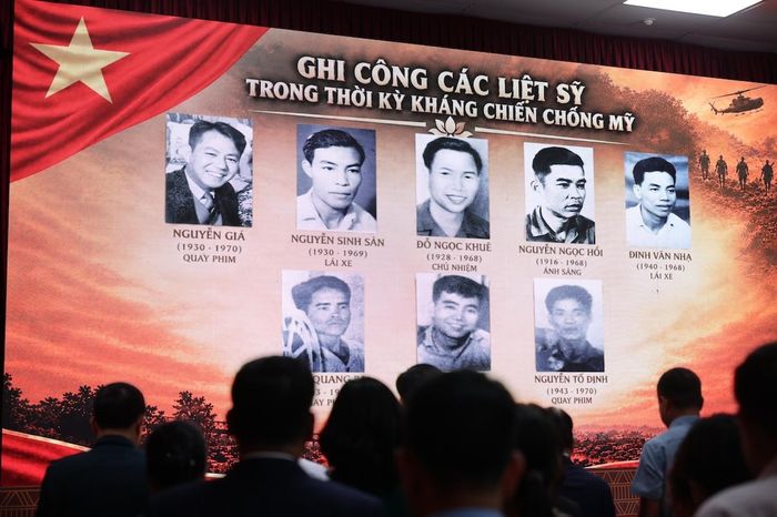 Vinh danh các nghệ sĩ là liệt sĩ của Hãng. 