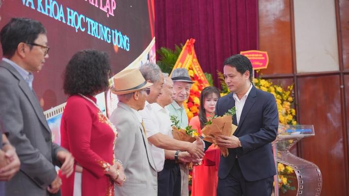Cục trưởng Cục Điện ảnh tặng hoa cho các NSND của Hãng phim Tài liệu và Khoa học trung ương.