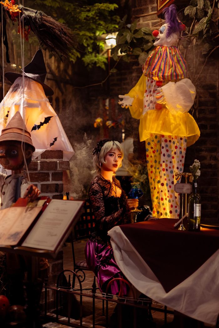Căn biệt thự cổ được bài trí với nhiều chi tiết ấn tượng. Ảnh: Pinocchio Cafe & Bistro