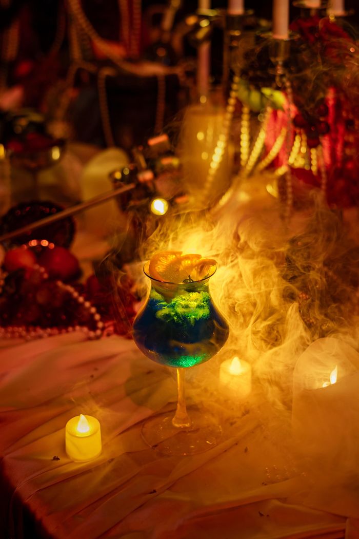 Bàn tiệc lộng lẫy cùng đồ uống mang đậm dấu ấn Halloween. Ảnh: Pinocchio Cafe & Bistro