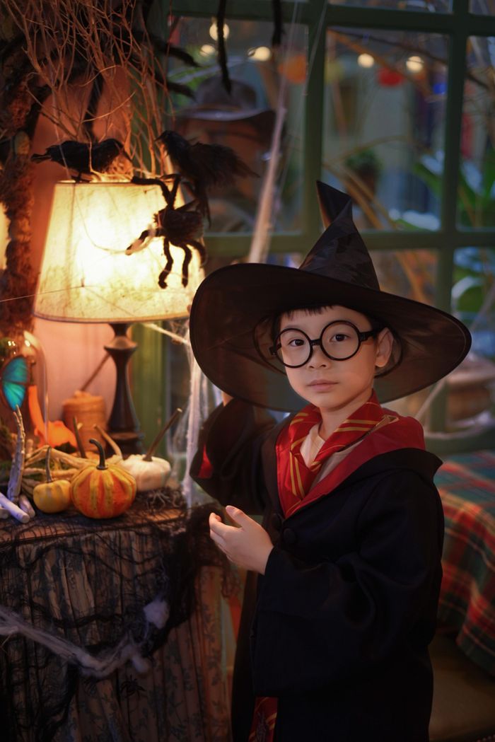 Khách nhí hoá trang thành phù thuỷ nhỏ Harry Potter. Ảnh: Grootto Cafe & Workshop