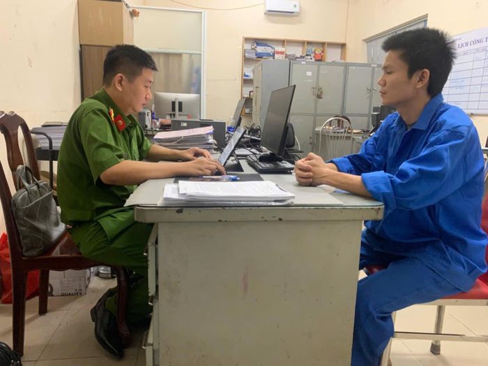 Công an làm việc với Đinh Mã Hoài Nam. Ảnh: H.C