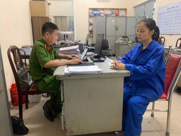 Lực lượng chức năng làm việc với Đinh Thị Hiền Vy. Ảnh: H.C