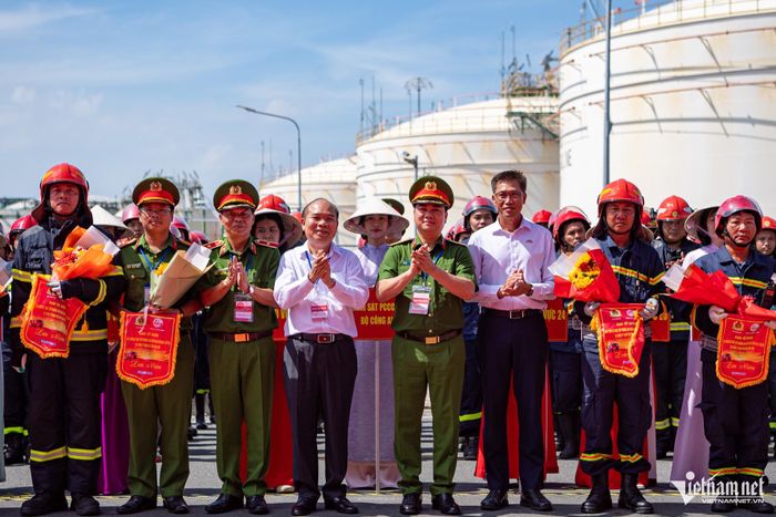 Thiếu tướng Dương Đức Hải, Cục trưởng Cục Cảnh sát PCCC&CNCH cùng ông Trần Văn Bảy, Phó Chủ tịch UBND TPHCM trao cờ biểu dương các lực lượng hoàn thành xuất sắc nhiệm vụ diễn tập.