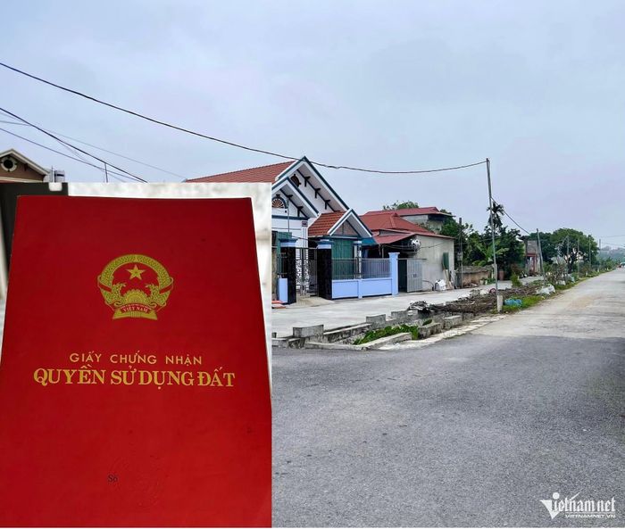 Khi cơ quan có thẩm quyền phát hiện giấy chứng nhận đã cấp không đúng quy định thì cần kiểm tra lại, thông báo cho người sử dụng đất biết rõ lý do và quyết định thu hồi. Ảnh minh họa: Hồng Khanh