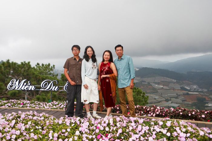 Anh Nguyễn Gia Hàng cùng gia đình chụp hình lưu lại khoảnh khắc đến Đà Lạt