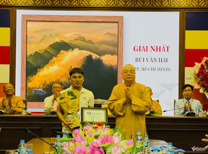 Hòa thượng Thích Thanh Nhiễu, Phó Chủ tịch Thường trực Hội đồng Trị sự Giáo hội Phật giáo Việt Nam trao giải Nhất cho đại diện tác giả đạt giải.