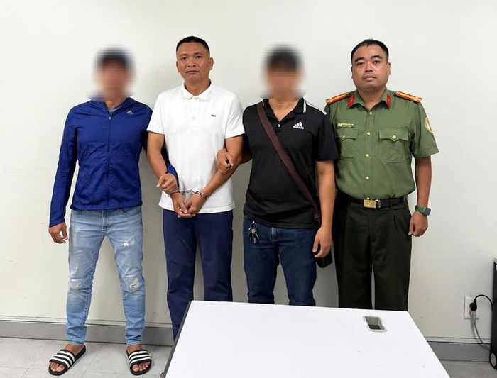 Đối tượng truy nã đặc biệt Huỳnh Xuân Vấn ra đầu thú. Ảnh: CA