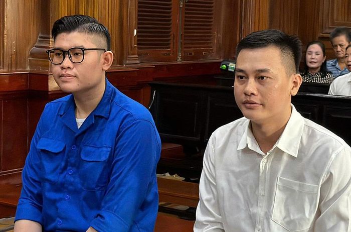 Phan Công Khanh (tức Khanh "Super") và Mohamach Da Pha tại toà. Ảnh: Thanh Phương
