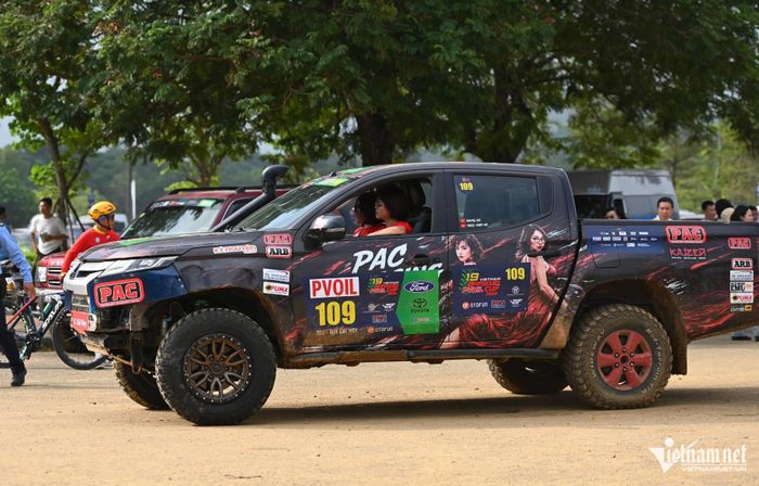 Đội 109 (Hai Cái Váy) với hai thành viên nữ Nguyễn Hà Giang và Vũ Huyền Ngọc đã thu hút sự chú ý của nhiều khán giả VOC 2026. Ảnh: Hoàng Hiệp