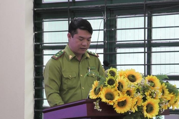  Đại diện Hạt Kiểm lâm Khu vực Bắc Hà tuyên truyền về bảo vệ rừng và động vật hoang dã.