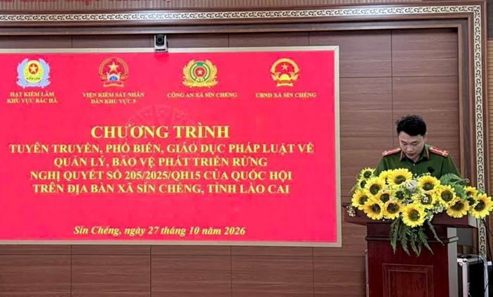  Công an xã Sín Chéng tuyên truyền về phòng ngừa, phát hiện vi phạm.