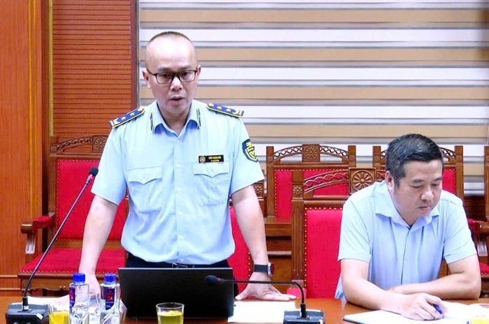 Đồng chí Trần Thanh Đức, Đội trưởng Đội Quản lý thị trường số 5, Chi cục Quản lý thị trường tỉnh Sơn La phát biểu. 