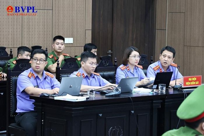 Các Kiểm sát viên đại diện VKSND TP Hà Nội thực hành quyền công tố và kiểm sát xét xử tại phiên tòa tham gia xét hỏi các bị cáo.