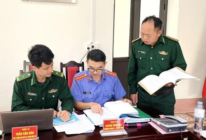 Đoàn kiểm tra kiểm tra hồ sơ, sổ sách đối với người bị tạm giữ và trao đổi, hướng dẫn nghiệp vụ đối với Đồn Biên phòng.
