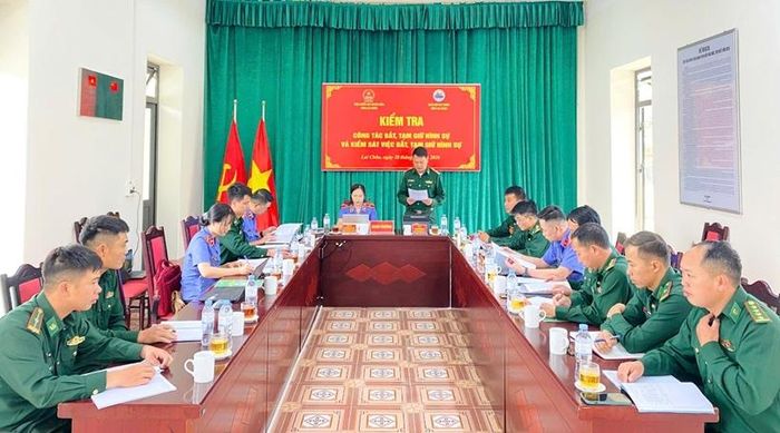 Đại tá Trần Nguyên Kỷ, Phó Chỉ huy trưởng Ban Chỉ huy Bộ đội biên phòng tỉnh thông qua dự thảo kết luận tại Đồn Biên phòng Dào San.