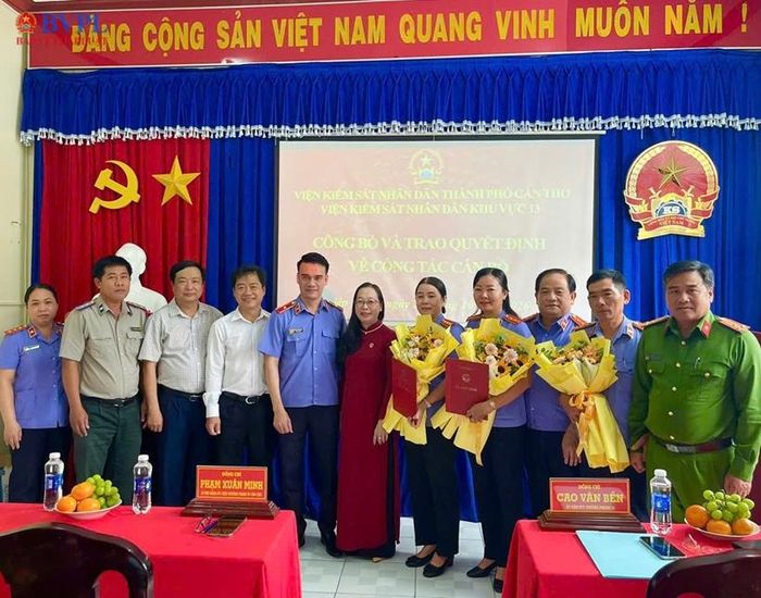  Đại diện các đơn vị chúc mừng các đồng chí được điều động bổ nhiệm.